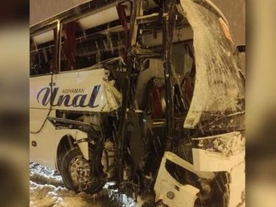Bariyerlere Çarparak Durabildi: Yoğun Kar Yağışı Nedeniyle Amasya’da Bir Yolcu Otobüsü Kaza Yaptı