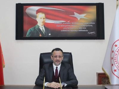 Küçükçekmece'de yıkılan binanın duvarı yan apartmana devrildi
