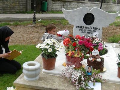 Başıboş köpeklerden kaçarken hayatını kaybeden küçük Mahra, 10. yaş gününde mezarı başında anıldı