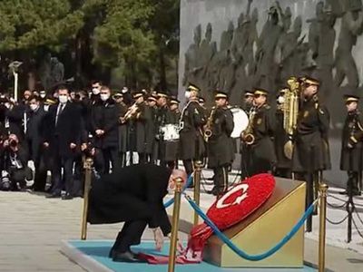 Başkan Erdoğan eğildi elleriyle düzeltti: Atatürk Anıtı'na çelenk bıraktı