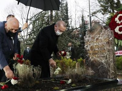 Başkan Erdoğan'dan, Alparslan Türkeş'in Kabrine Ziyaret