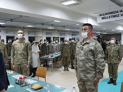 Başkan Recep Tayyip Erdoğan'ın Mehmetçiklere iftar sürprizi! Mehmetçikle beraber iftarını Yüksekova'da açtı