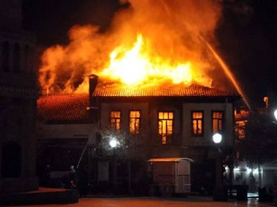 Başkent’te yangın paniği yaşandı! Tarihi mahalledeki yangın herkesi korkuttu