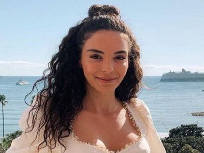Basketbolcu Cedi Osman ile evlenen Ebru Şahin’den nefes kesen bikinili pozlar! Harika fiziği ve güzelliği görenleri büyüledi