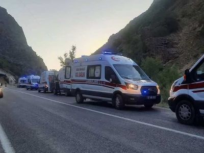 Bayram dönüşü kahreden kaza: Tur minibüsü devrildi! 3'ü ağır 19 kişi yaralandı