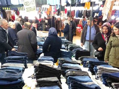 Bayram için açıldı: Kütahya’da kıyafet pazarı vatandaşların akınına uğruyor