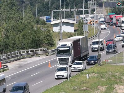 Bayram için tatile çıkacaklar dikkat! Ekipler uyardı: Bu yollarda yoğunluk nedeniyle trafik oluşmaya başladı