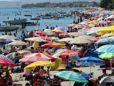 Bayram tatilinde ilçenin nüfusu 1 milyona kadar çıktı! Tatilciler ardında tonlarca çöp bıraktı