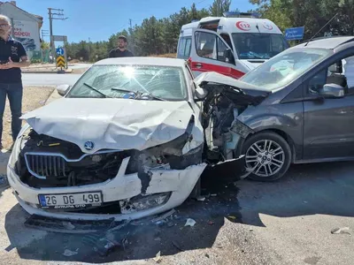 Eskişehir'de trafik kazası: hafif ticari araç ile otomobil çarpıştı, 7 yaralı