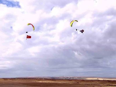 Güneydoğu'da neşeli anlar: Teknofest'te paramotor gösterisi heyecanı