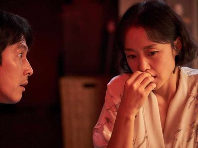 Beasts Clawing at Straws film konusu ve oyuncuları