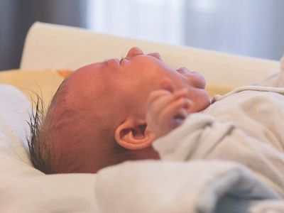 Bebeklerde sık görülen fışkırarak ve su gibi kusmanın nedenleri nelerdir? Doktorlar bebeklerde görülen fışkırarak kusmanın nedenlerini açıkladı