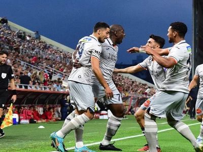 Belçikalı ırkçı taraftardan skandal hareket: Tribünde Türk bayrağı yaktı! Başakşehir taraftarı maç sonrası çekpasla ırkçı Belçikalıya saldırdı