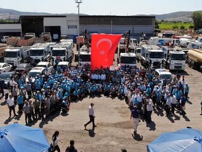Belediye işçilerine yüzde 78 oranında zam! Manisa'da vatandaşlar Belediye Başkanı Mehmet Çerçi’yi davul zurna eşliğinde karşılayarak teşekkür etti!