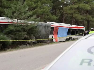 Belediye otobüsü ve tır çarpıştı: 1 kişi hayatını kaybetti, çok sayıda yaralı var