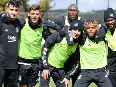 Beşiktaş'a Atiba Hutchinson'dan Sevindiren Haber Geldi!