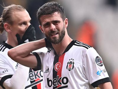 Beşiktaş'ın Süper Lig'de Göztepe ile oynadığı maçta yer almayan Miralem Pjanic taraftarları kızdırdı!