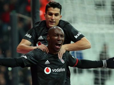 Beşiktaş'ta Atiba Hutchinson Takımla Toplantı Yaptı!