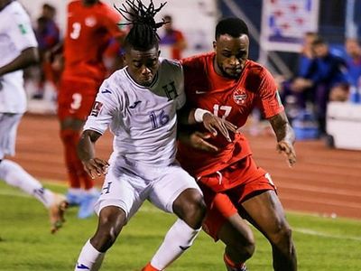 Beşiktaş'ta Cyle Larin ve Atiba Hutchinson'un formasını giydiği Kanada Milli Takımı'nda sinirler gerildi! Maç sonunda oyuncular hakem odasına saldırdılar