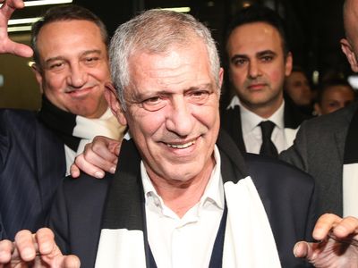 Beşiktaş'ta Fernando Santos dönemi başlıyor: Havaalanında çiçeklerle karşılandı