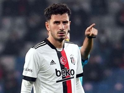 Beşiktaş'ta iç transferinde sözleşmesi yenilenmeyen Oğuzhan Özyakup, taraftarlara veda etti!
