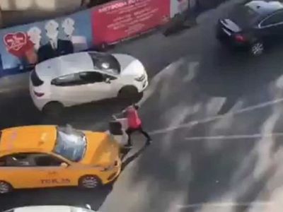 Beşiktaş'ta iki taksici kavga etti: Görüntüler kameralara yansıdı!