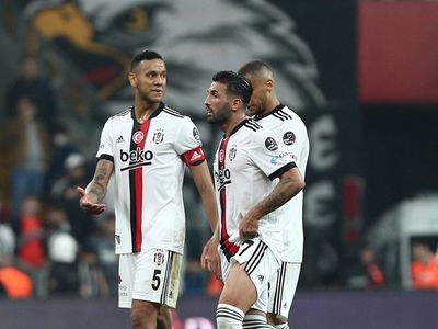Beşiktaş'ta Josef de Souza, Kasımpaşa mağlubiyetinin ardından taraftarlardan özür diledi
