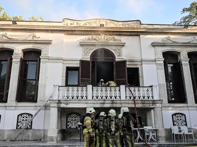 Beşiktaş’ta korkutan yangın: Tarihi yapı alevler içinde kaldı