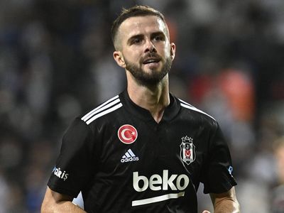 Beşiktaş'ta Miralem Pjanic sezon sonunda Barcelona'a geri döneceğini açıkladı