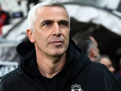 Beşiktaş'ta Önder Karaveli, Başakşehir maçının öncesinde futbolcularıyla toplantı düzenledi