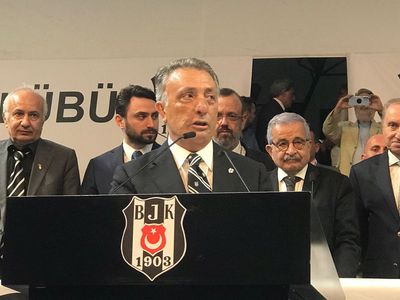 Beşiktaş'ta yeniden başkanlığa seçilen Ahmet Nur Çebi, seçim sonuçlarının açıkılanmasının ardından kürsüye gelerek Beşiktaşlılara birlik ve beraberlik mesajında bulundu