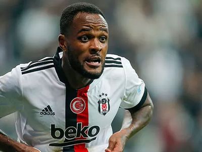Beşiktaş'tan başka takıma transferi gündemde olan Cyle Larin sosyal medya yaptıklarıyla gündeme oturdu!