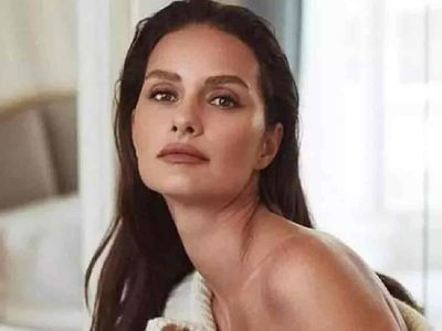 Beyazlar içindeki minisi ile 'Kuğu' gibi görünen Yasemin Özilhan herkesi büyüledi! Son paylaşımı takipçilerinden tam not aldı