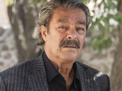 Beyin kanaması geçirdikten sonra yeni iyileşmeye başlayan Kadir İnanır'dan kahreden haber geldi!