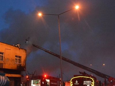 Beykoz’da korku dolu anlar: İki bina bir anda alev aldı