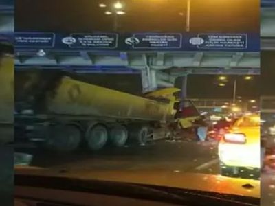 Beylikdüzü’nde Korkutan Kaza: Hafriyat Kamyonu Metrobüs Üst Geçidine Çarptı