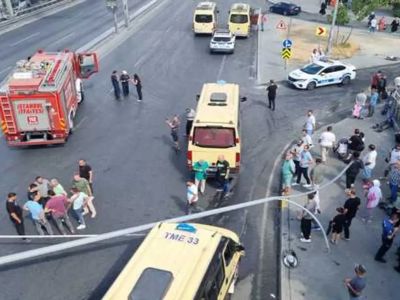 Beylikdüzü'nde TIR köprünün ayağına çarptı! Yol trafiğe kapatıldı, yaralılar var