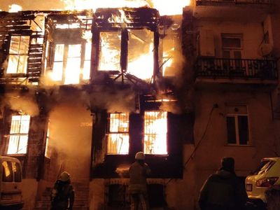 Beyoğlu'nda 2 Katlı Ahşap Binada Korkutan Yangın