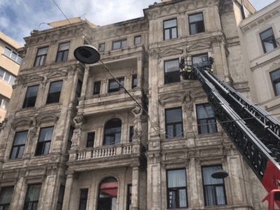 Beyoğlu'nda 5 Katlı Tarihi Otelde Yangın
