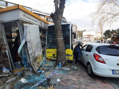 Beyoğlu'nda büyük faciaya ramak kaldı! İETT otobüsü Halk Ekmek büfesine daldı