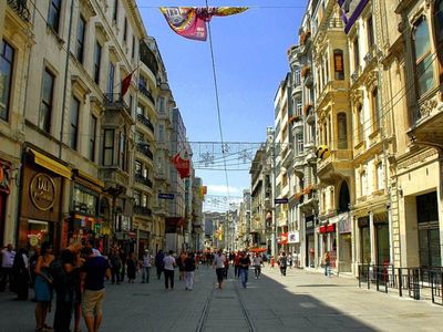 Beyoğlu’nda korkutan yangın: Ekiplerin müdahalesi devam ediyor