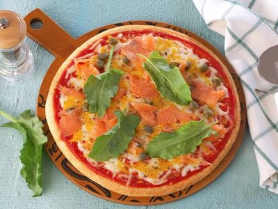 Bildiğiniz pizzalardan biraz farklı: Lezzetli ve pratik tütsülenmiş somon pizza nasıl yapılır? MasterChef tütsülenmiş somon pizza tarifi ve malzemeleri