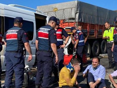 Bilecik'te feci trafik kazası! Öğrencileri taşıyan minibüs kamyona çarptı