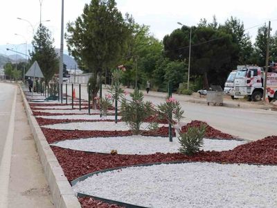 Bilecik'te yaya güvenliği için orta refüjlere demir çit monte edildi