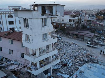 Binadaki görüntü kan dondurdu: Kolonları tuğladan inşa etmişler