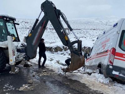 Bingöl'de Ambulans Kara Saplandı