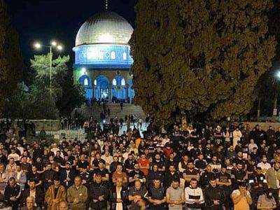 Binlerce Filistinli Sabah Namazı İçin Mescid-İ Aksa'ya Akın Etti