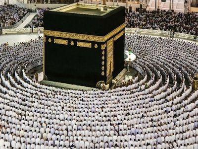 Bir Buçuk Yıl Aradan Sonra Kabe'de Sosyal Mesafesiz İlk Namaz Kılındı!