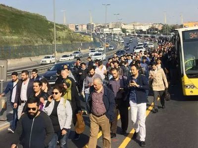 Bir metrobüs vakası daha: Vatandaşlar yolda kaldı