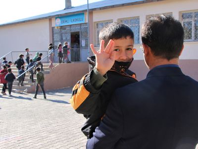 Bir Öğretmenden Daha Fazlası! Öğrencisini Kucağında Taşıyor